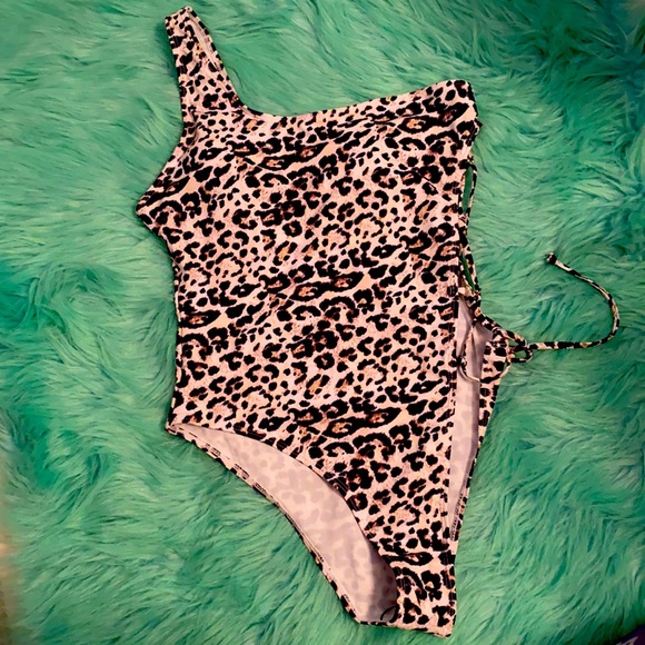 Brand new bathing suit - Picture 2 of 3